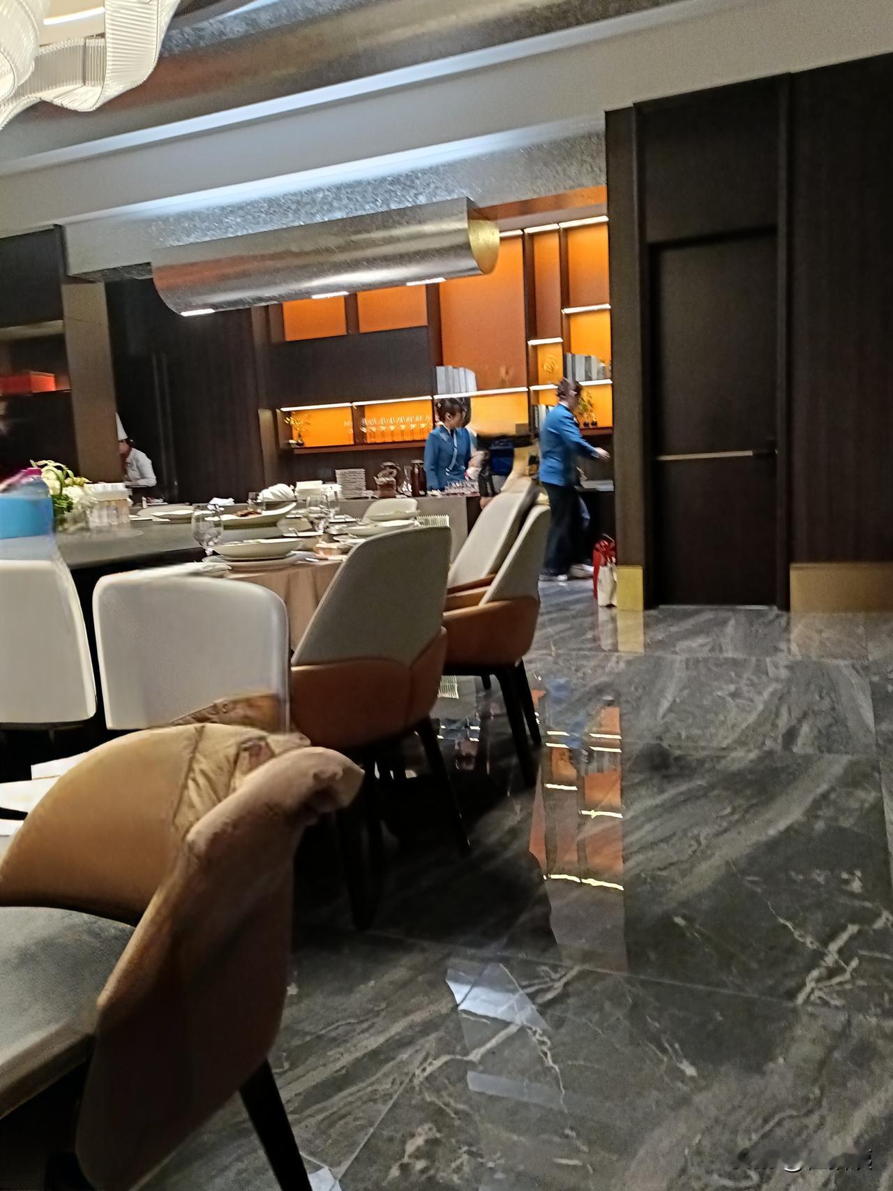 昨晚家庭聚餐，来了5个小青年，其中3个博士，不仅是博士，还是南大的博士，一个毕业