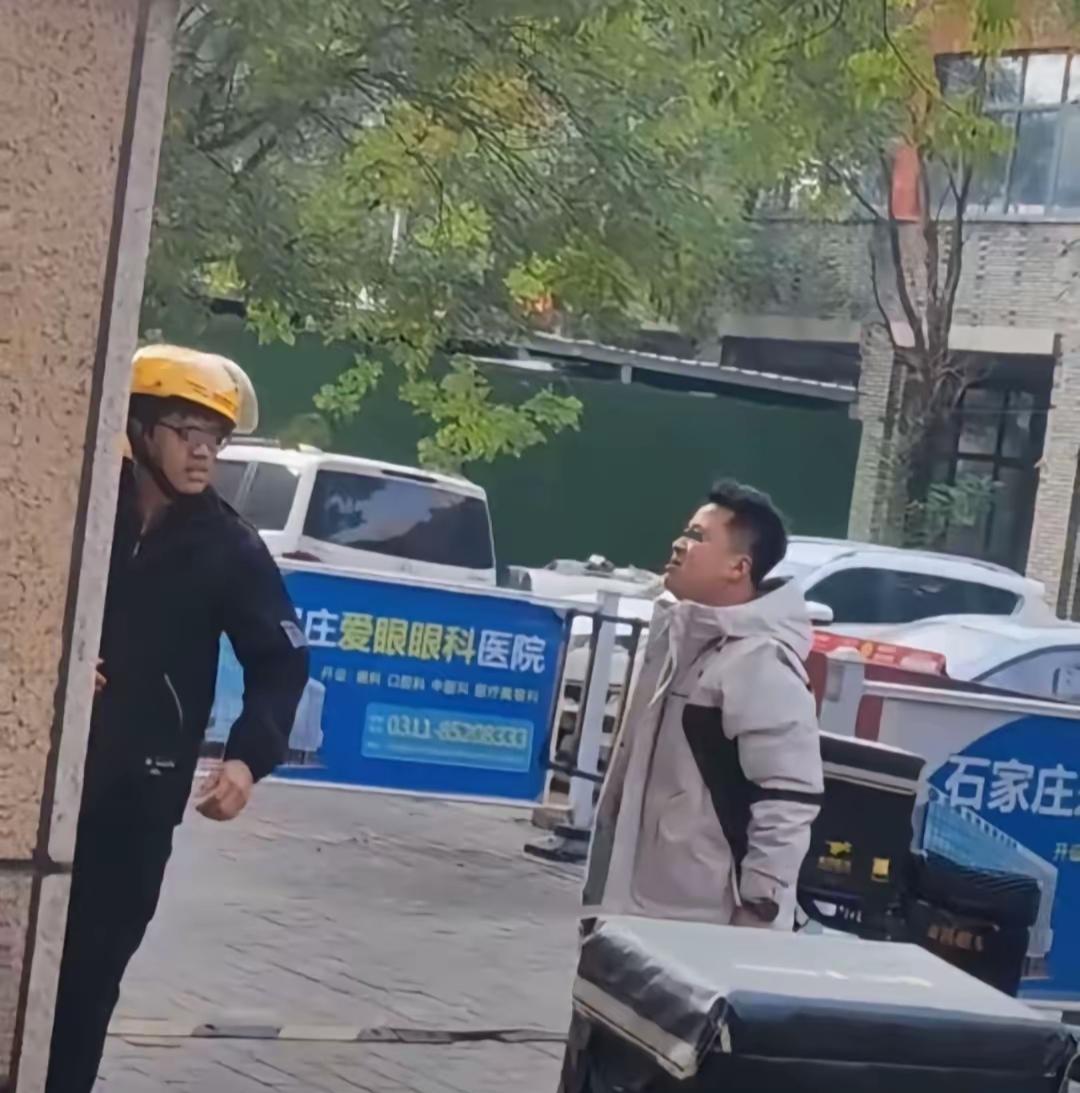 当石家庄的这位外卖小哥拔刀的那一刻，那个之前还很嚣张的正副站长，被吓蒙了。因为