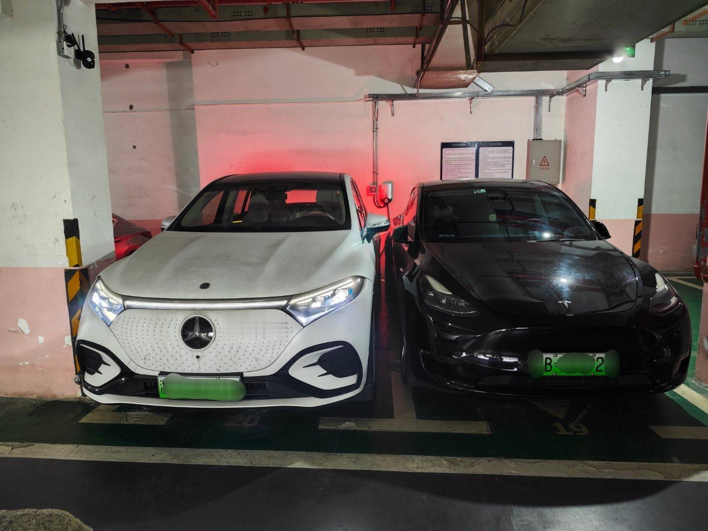 好jb烦这种停车压线的！这咋上车，咋下车？​​​