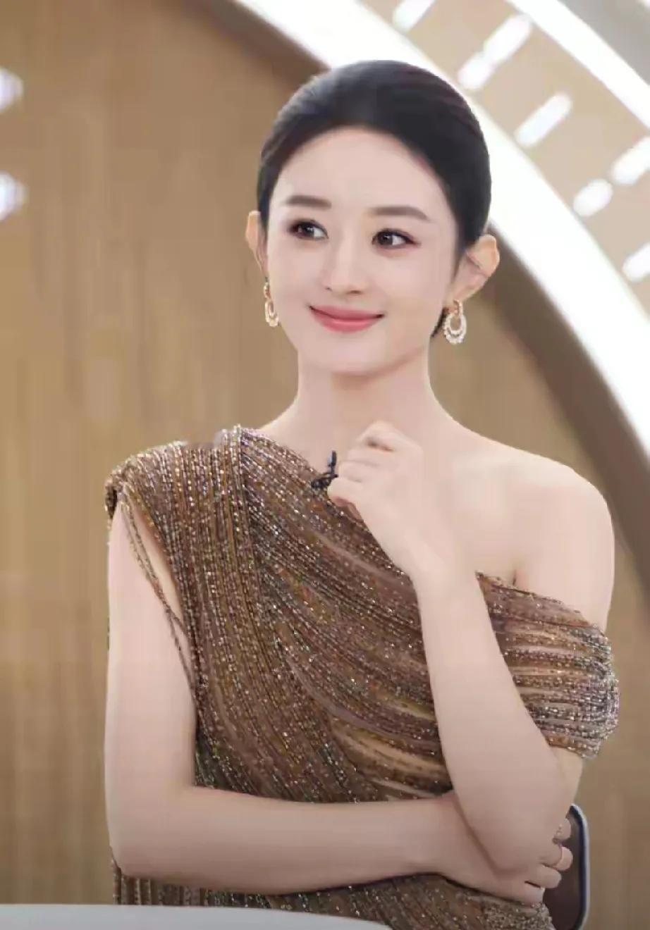 半年前赵丽颖与赵德胤的恋爱传闻闹得沸沸扬扬，粉丝急劝她“擦亮眼睛”。可她霸气回应