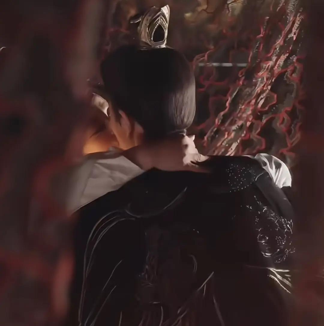 庆奶真的是“虎落平阳”，男配角竟然点赞男主和庆奶拍吻戏是“工伤”的评论。起因是