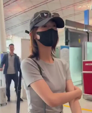 吴谨言产后现身机场紧身T恤尽显纤细身材