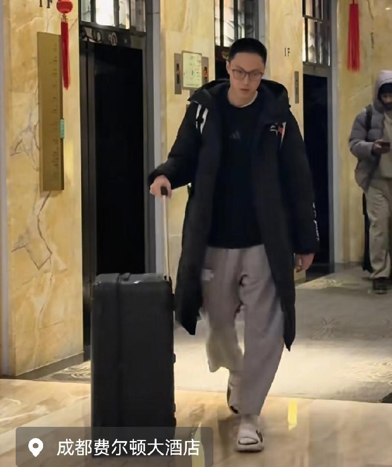 广东宏远凌晨赶飞机，球队上下都很忙，球迷砸钱买高兴宏远凌晨在成都坐飞机，中午