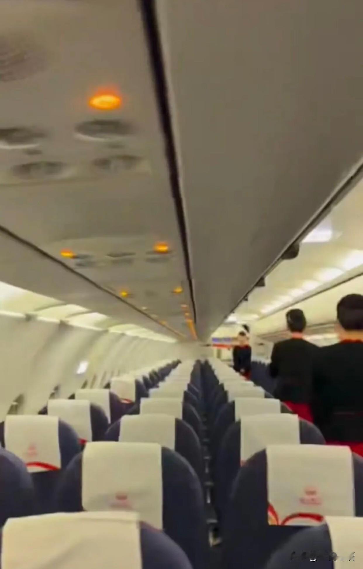 200块包机坐出200万的排面！川航这波操作我看哭了家人们谁懂啊！九寨沟飞