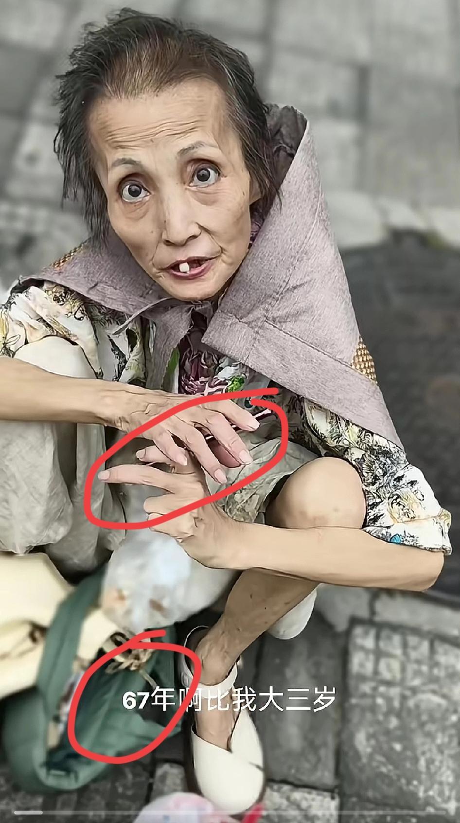 真不敢相信，这位女士才58岁，女儿19岁。看样子以前也是个懂时尚的人，母女穿着