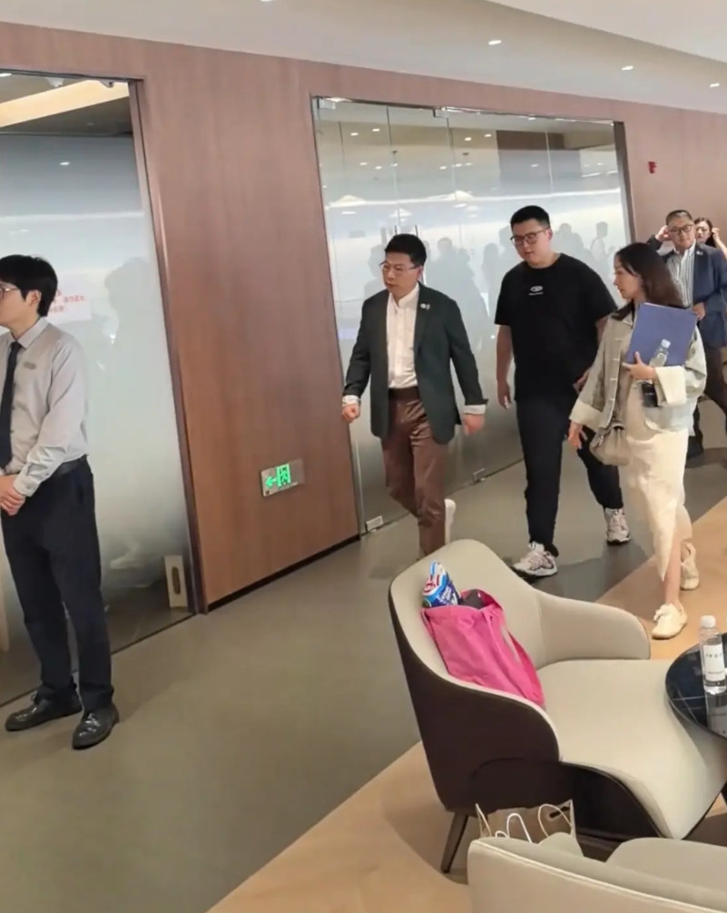 网友偶遇余承东和上汽总裁商讨尚界定价策略，H5呼之欲出。“那个男人”迈着“科技自