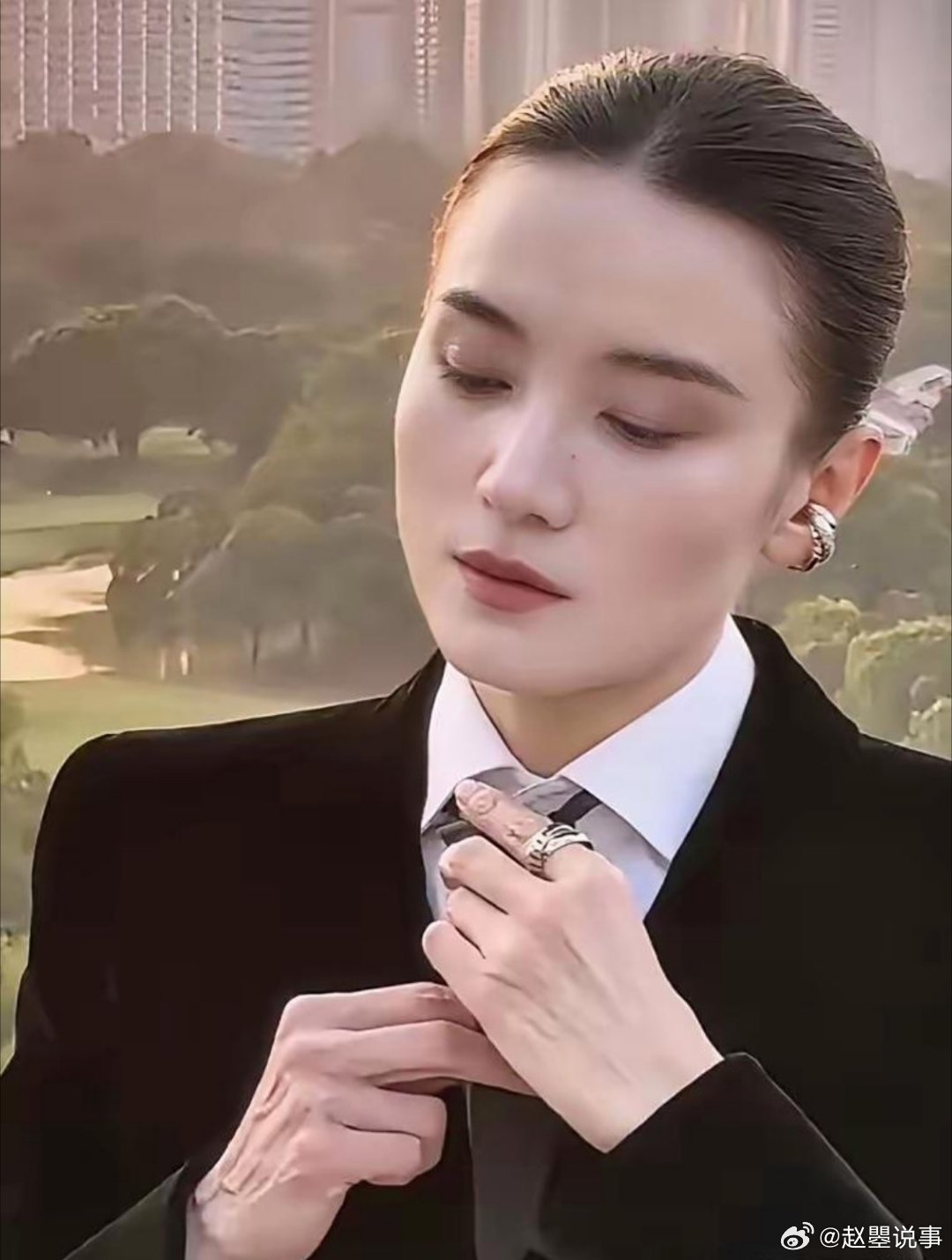研究了大半年，终于从宋佳身上悟透一个道理：女人这辈子可以平凡可以耀眼，但