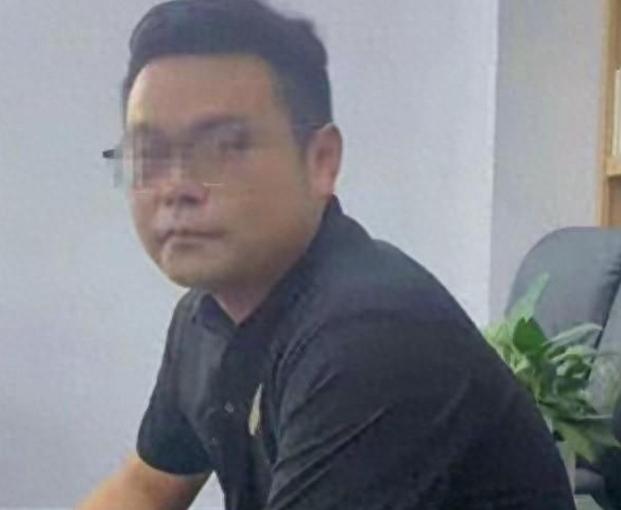 蹭饭哥后续来了！怪媒体没打码害他社死，要举报4S店税务问题！还记得那个蹭饭哥吗