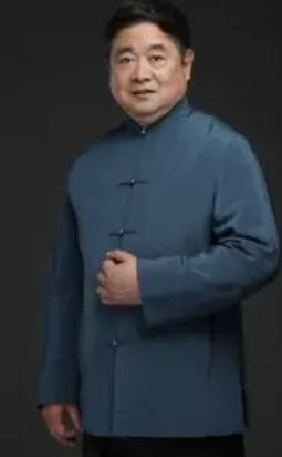 2012年，故宫院长单霁翔第一次去库房时，旁边跟着两个虎背熊腰的保安，单院长说：