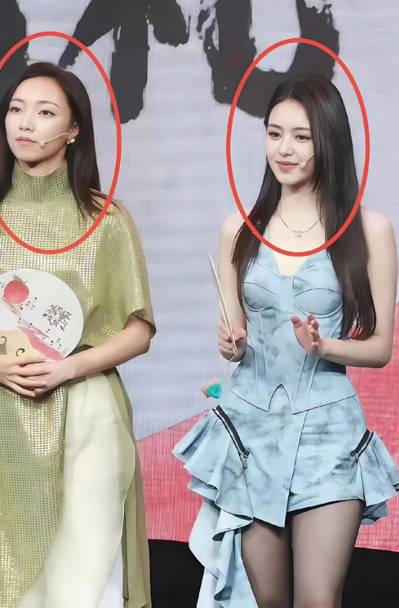 那尔那茜与丫鬟演员同框，前者气场强大似霸道女总裁，后者一袭吊带裙长发飘飘显甜美。