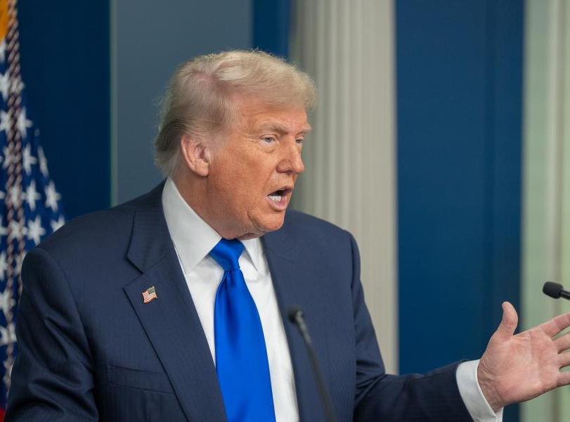 日本悄悄造出7艘准航母，美国终于坐不住了？谁都没想到，那个曾经被摁在地上签和