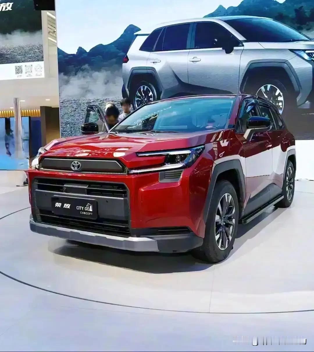 要知道RAV4荣放可是实打实的全球网红车，30年卖了近1500万台，遍布180个