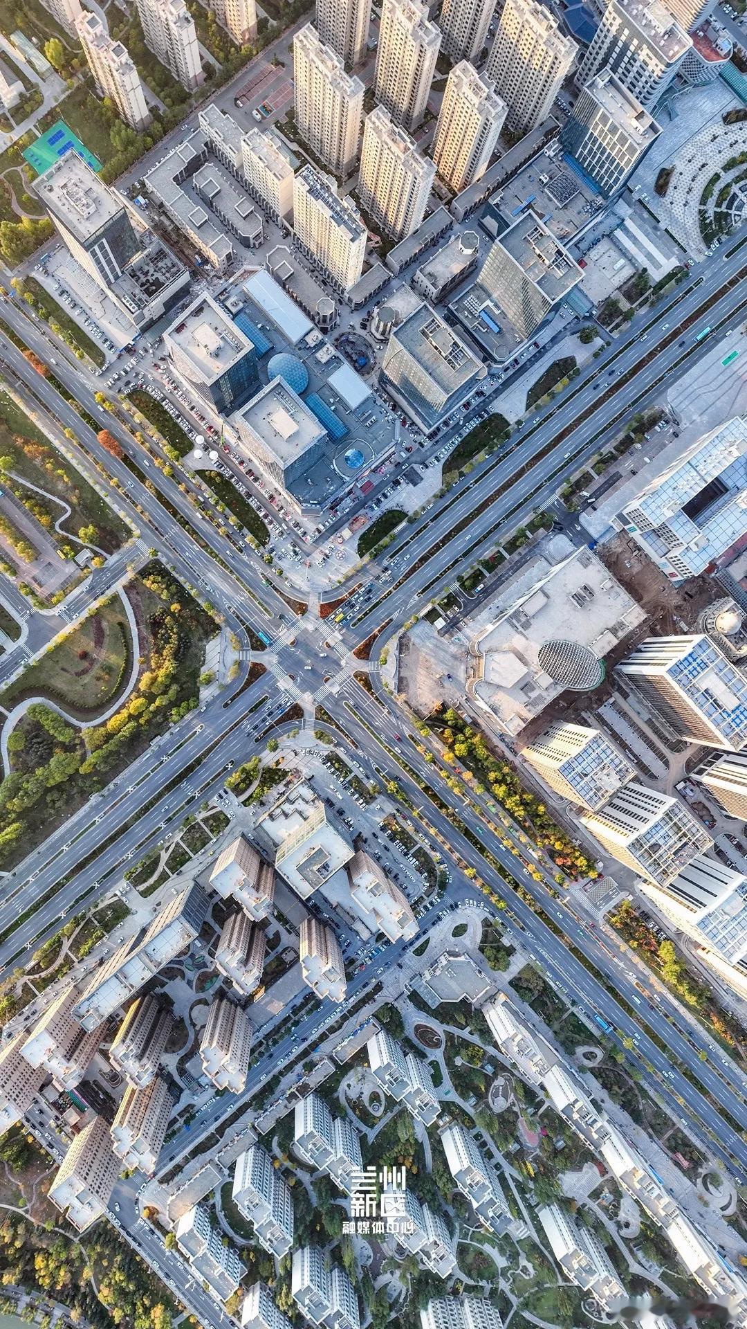 在兰州新区安家兰州新区和兰州市区最大的区别是什么？是路。市区道路拥挤，高峰期堵车是常态。很多马路没有