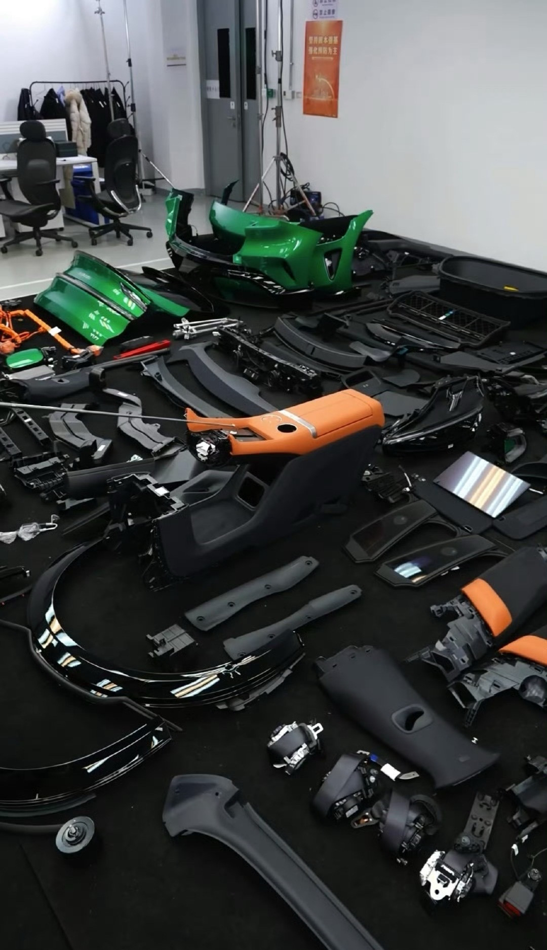 看完昨晚的拆车，再看到老胡的评论，确实有感触。如果像小米这样敢把车拆开，还把重要