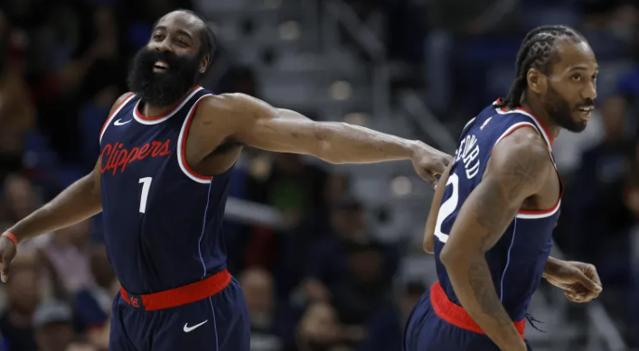 NBA常规赛，火箭对阵快船的比赛正在进行中。半场比赛结束，快船54-51领先。