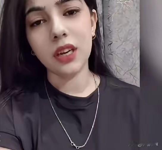 阿霞回巴基斯坦以后，刚开始好像挺潇洒，到处玩，看着挺自由的，可慢慢地，就不行了，