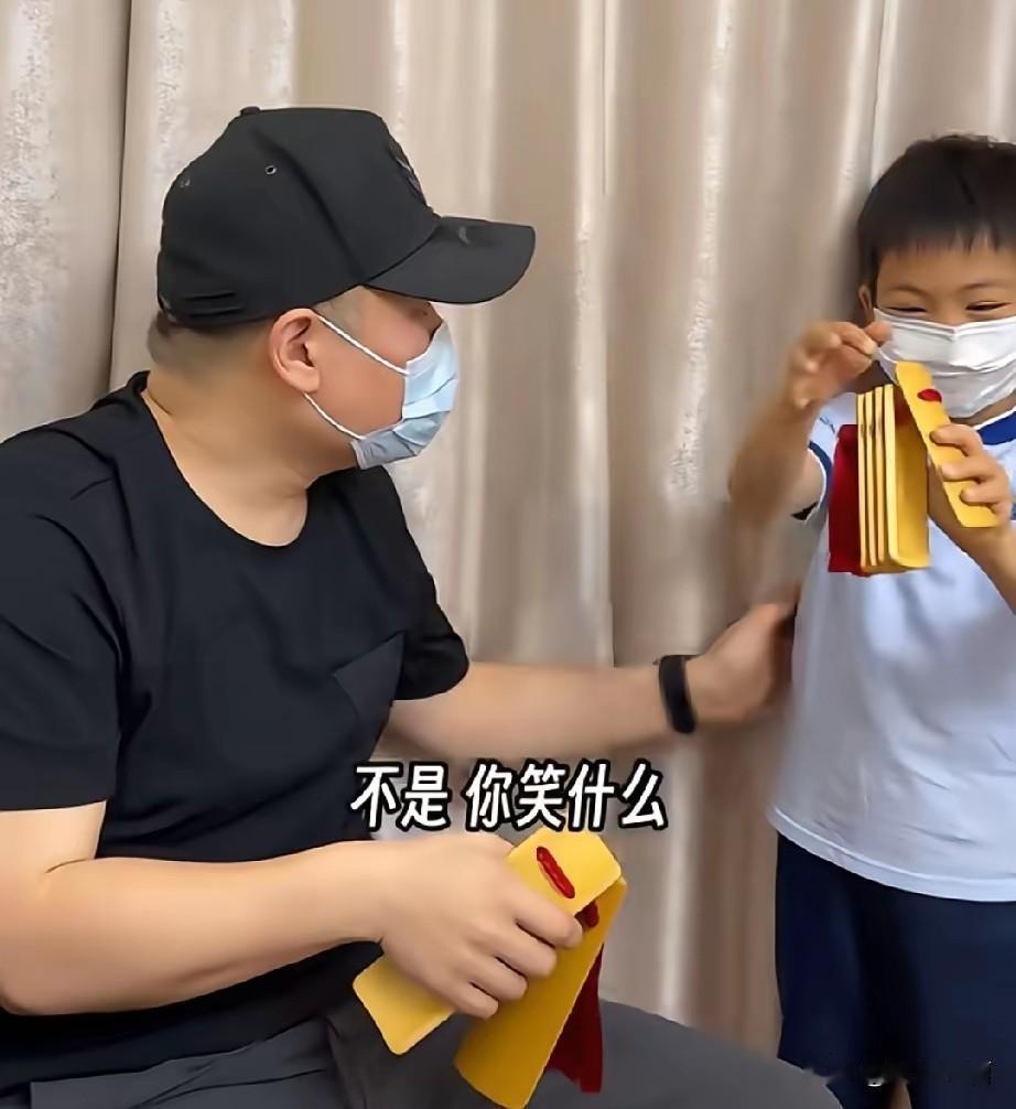 岳云鹏去看患病当中的蔡磊，还教孩子打快板，邀请他们去看自己的相声。蔡磊用眼控