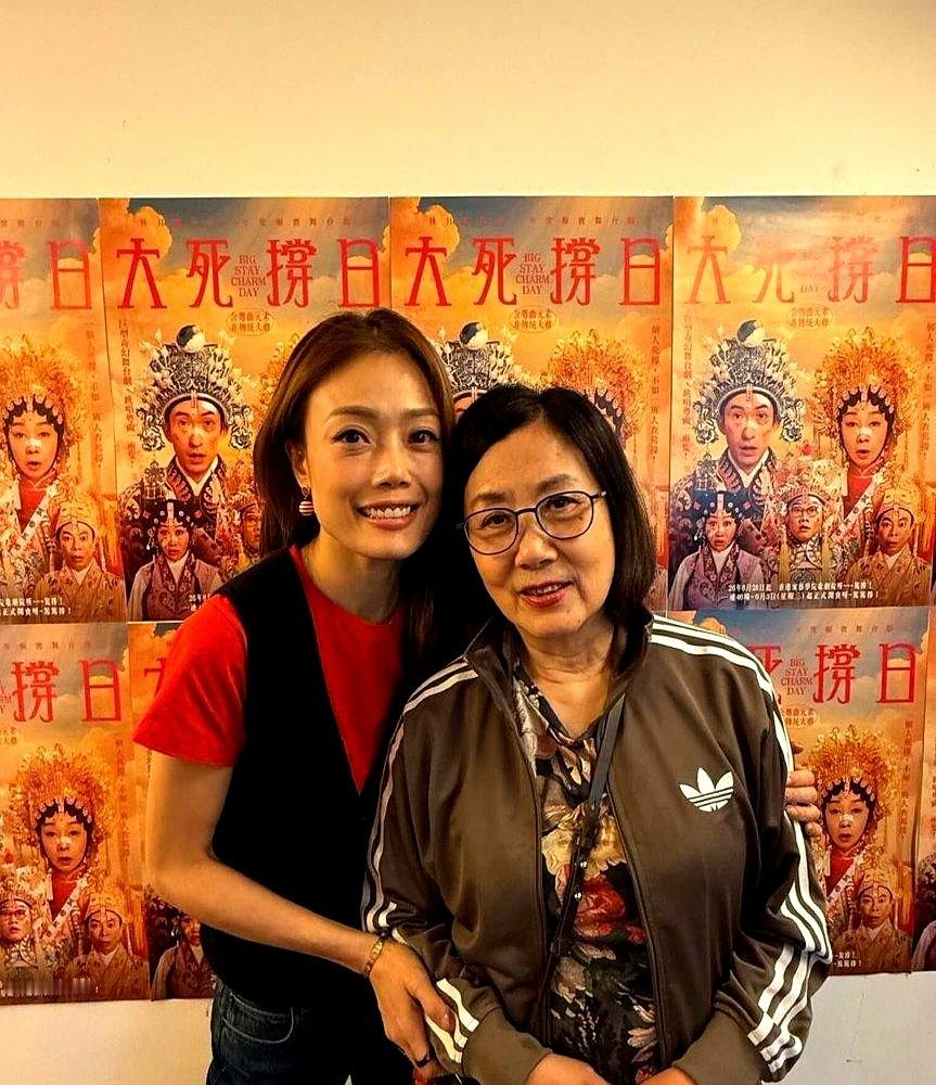 79岁的汪明荃穿着运动服坐在台下，看着台上65岁才头一回演话剧的毛舜筠。观众席里还挤着蔡少芬和容祖儿