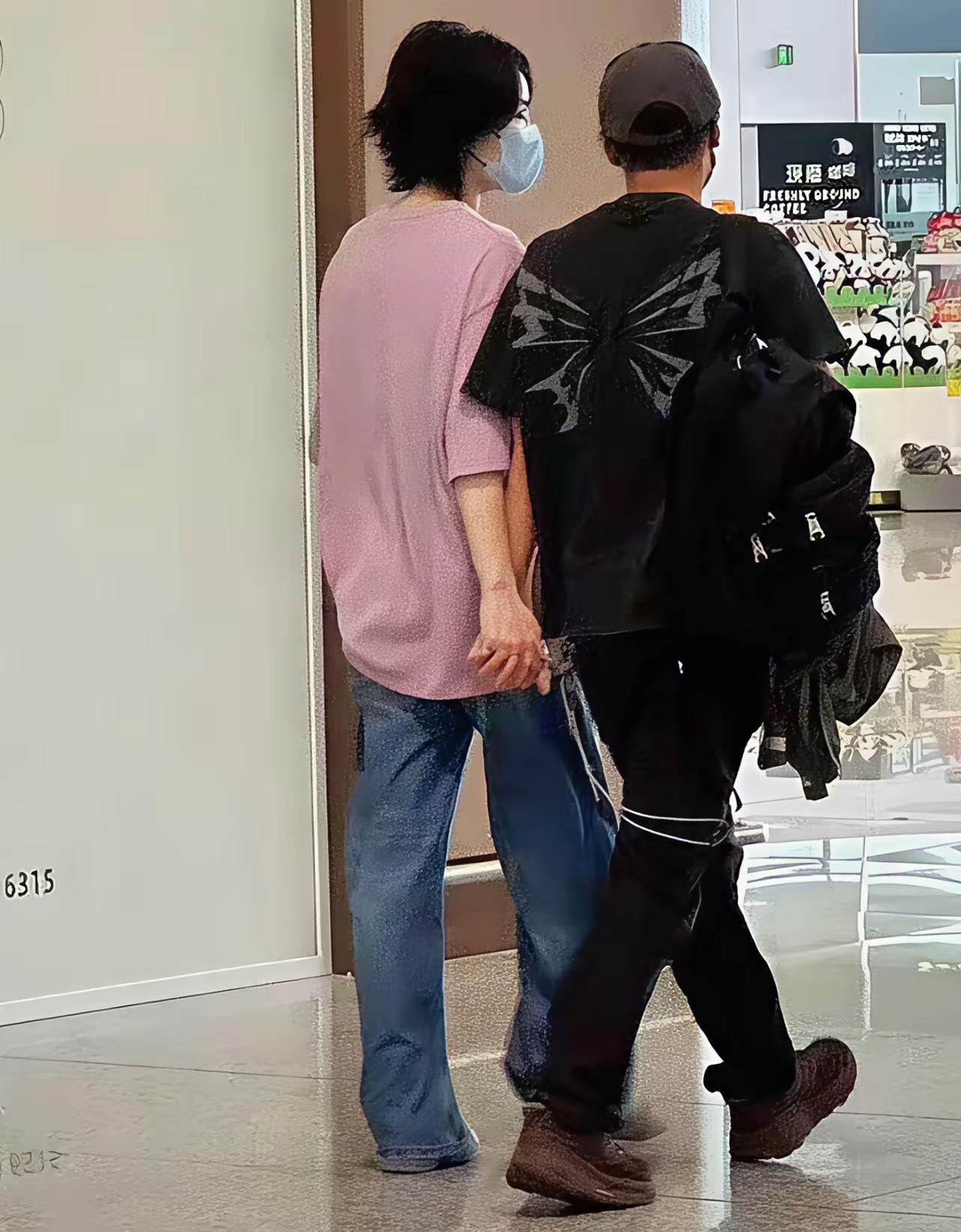 王菲谢霆锋穿搭随意，手拉手炸街俩人的感情是真的好呀出门都10指相扣，你想想