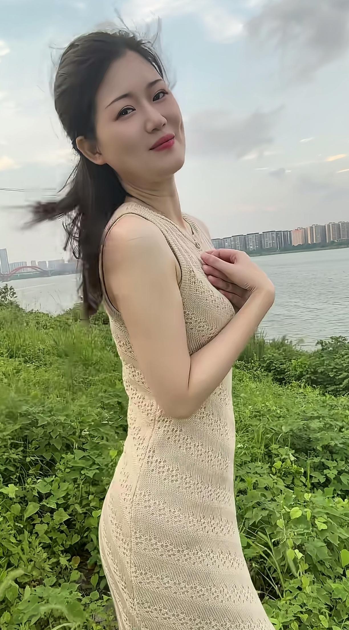 海边吹风的女士，原来瘦也是一种美！