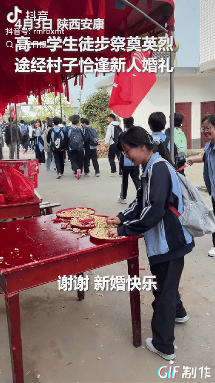 “上人民日报了！”陕西安康，一群高一学生正徒步去往祭奠英烈，当队伍走到村里的时候