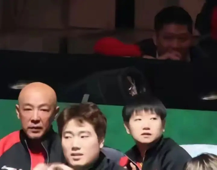 邱贻可队伍后面“躲猫猫”！肖指导坐镇现场，氛围里总觉得缺了点熟悉的味道，原来是王