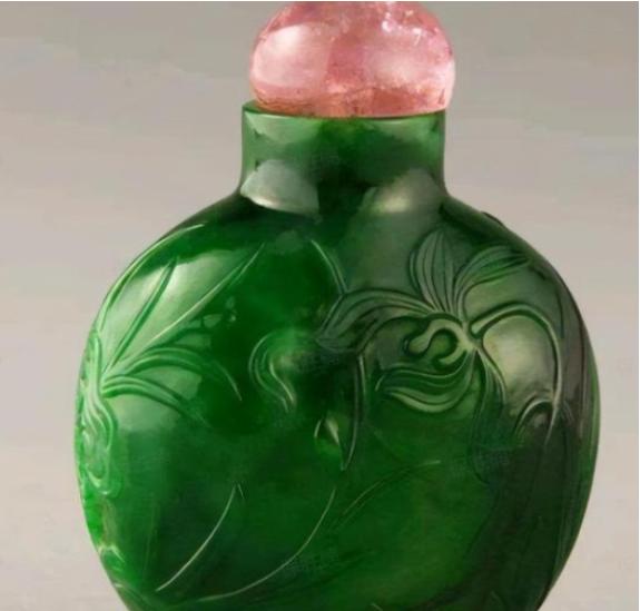 1966年烟台，农民李焕除草时，竟意外刨出了一个小绿瓶，他环顾了下四周，趁无人发