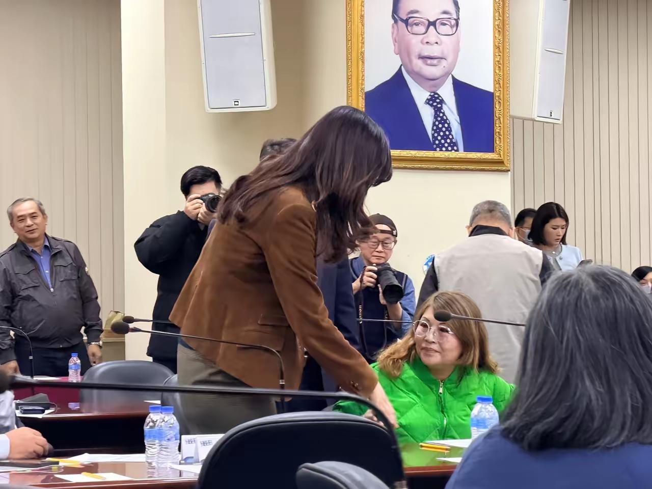 26日何鹰鹭大闹国民党中常会，当面怒呛郑丽文不敢喊统一，当郑丽文伸出手来致意时，