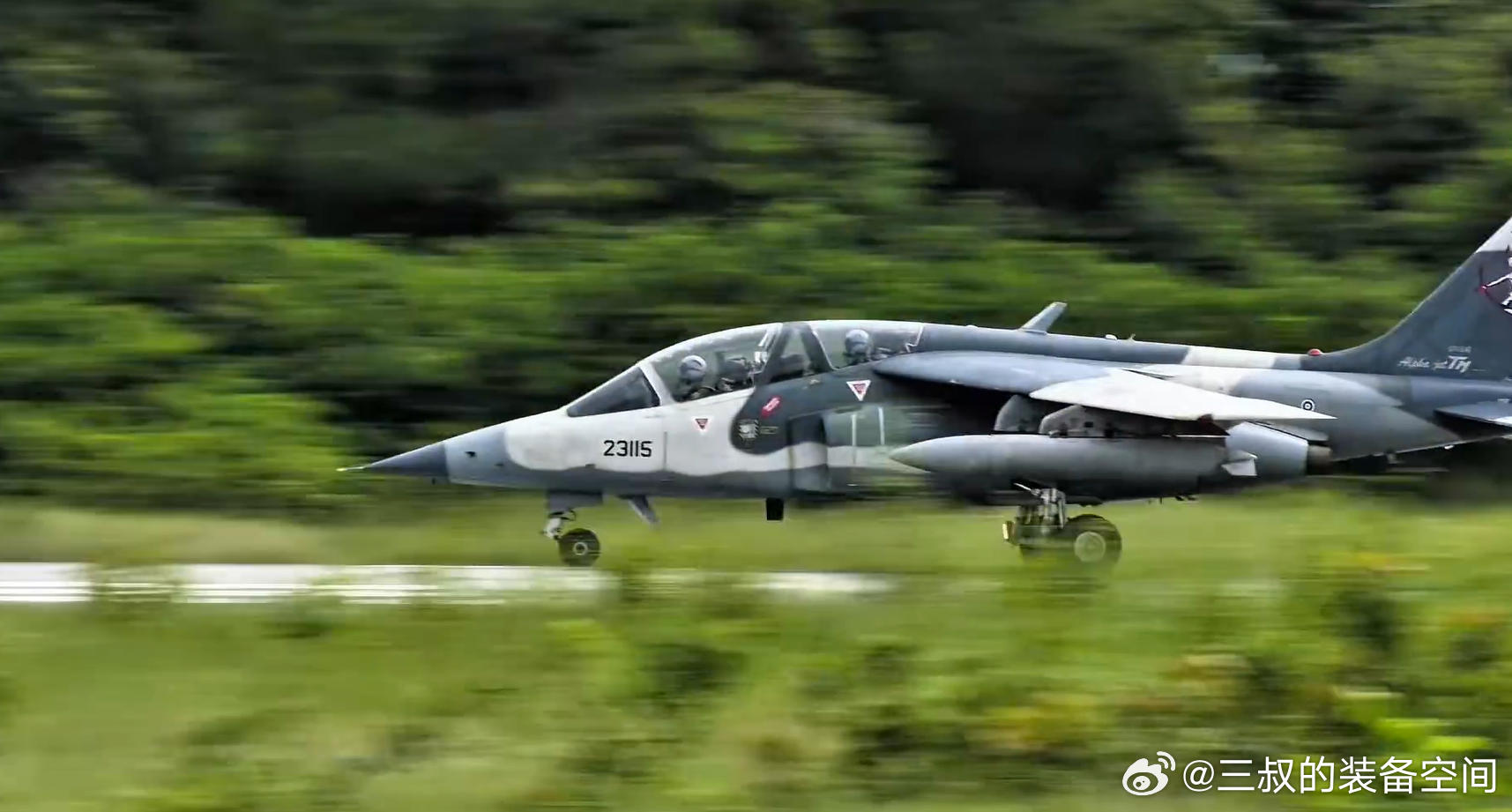 泰国发布中泰“鹰击”联合军演照片，双方多款机型空中编队，阵容还是相当给力的。泰国空军实力在小国中还算