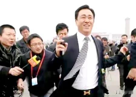 任谁也不敢相信下面这两张图片中的人，竟会是同一个人——许家印！雪白衬衫打领带