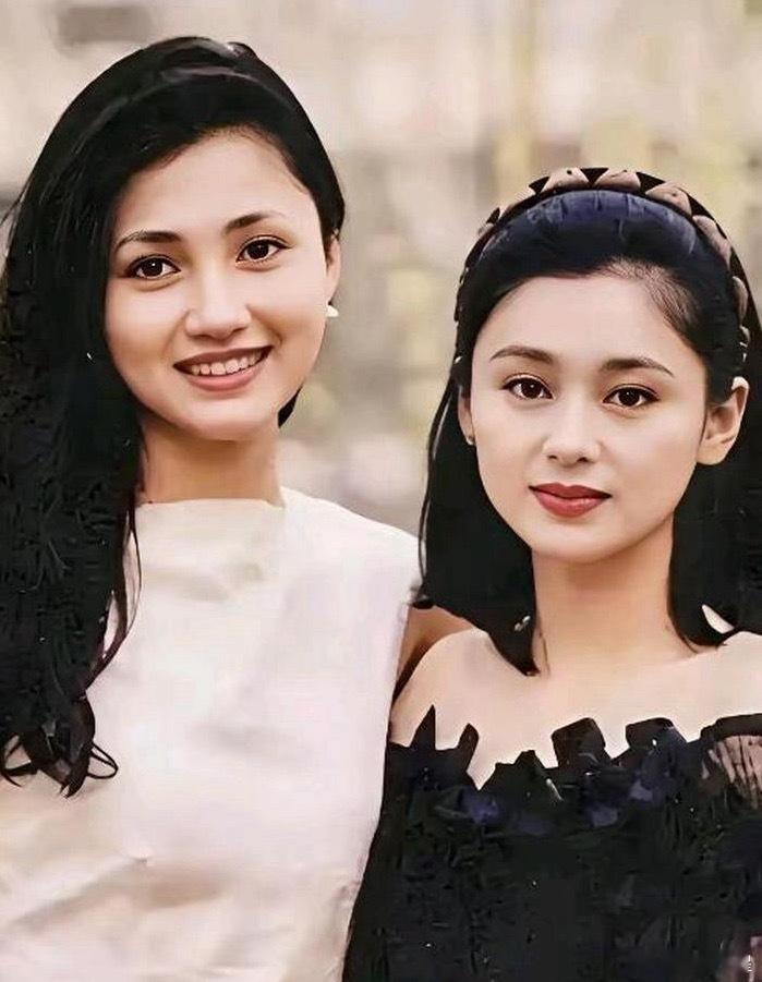 35年前的老照片，照片里的陈红和林芳兵。两人一位饰演过貂蝉，容颜绝世、惊艳动人，