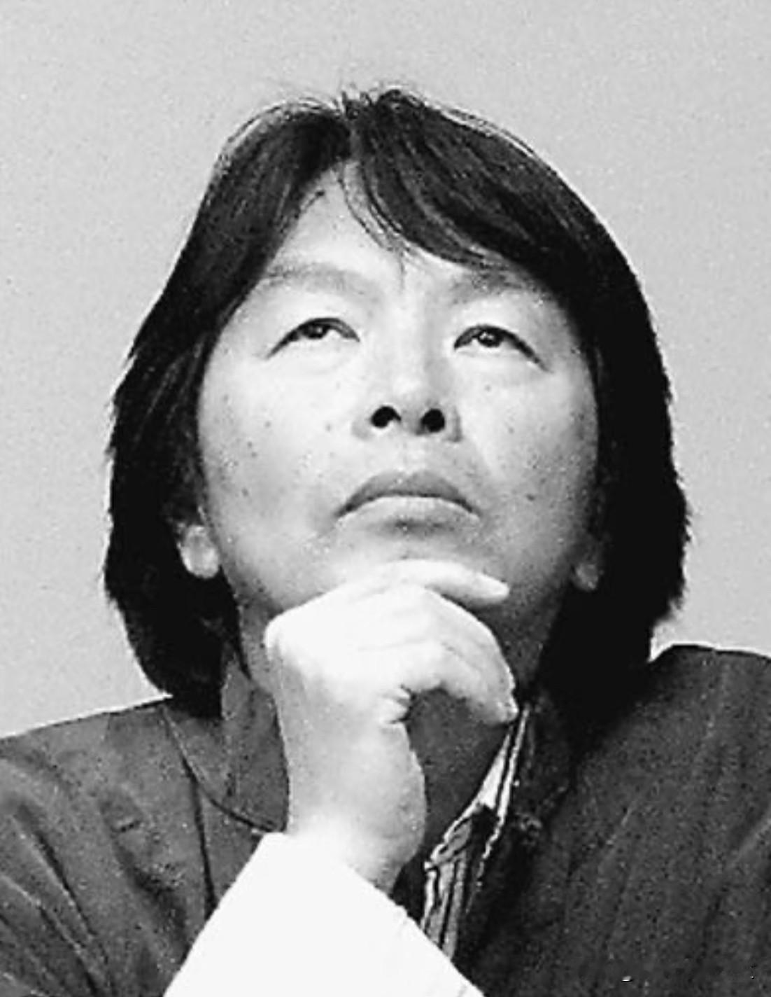 刘震云老师说：“这世上藏着两条人性铁律，越早看清越好：一个人咬你，是怕你；一群人