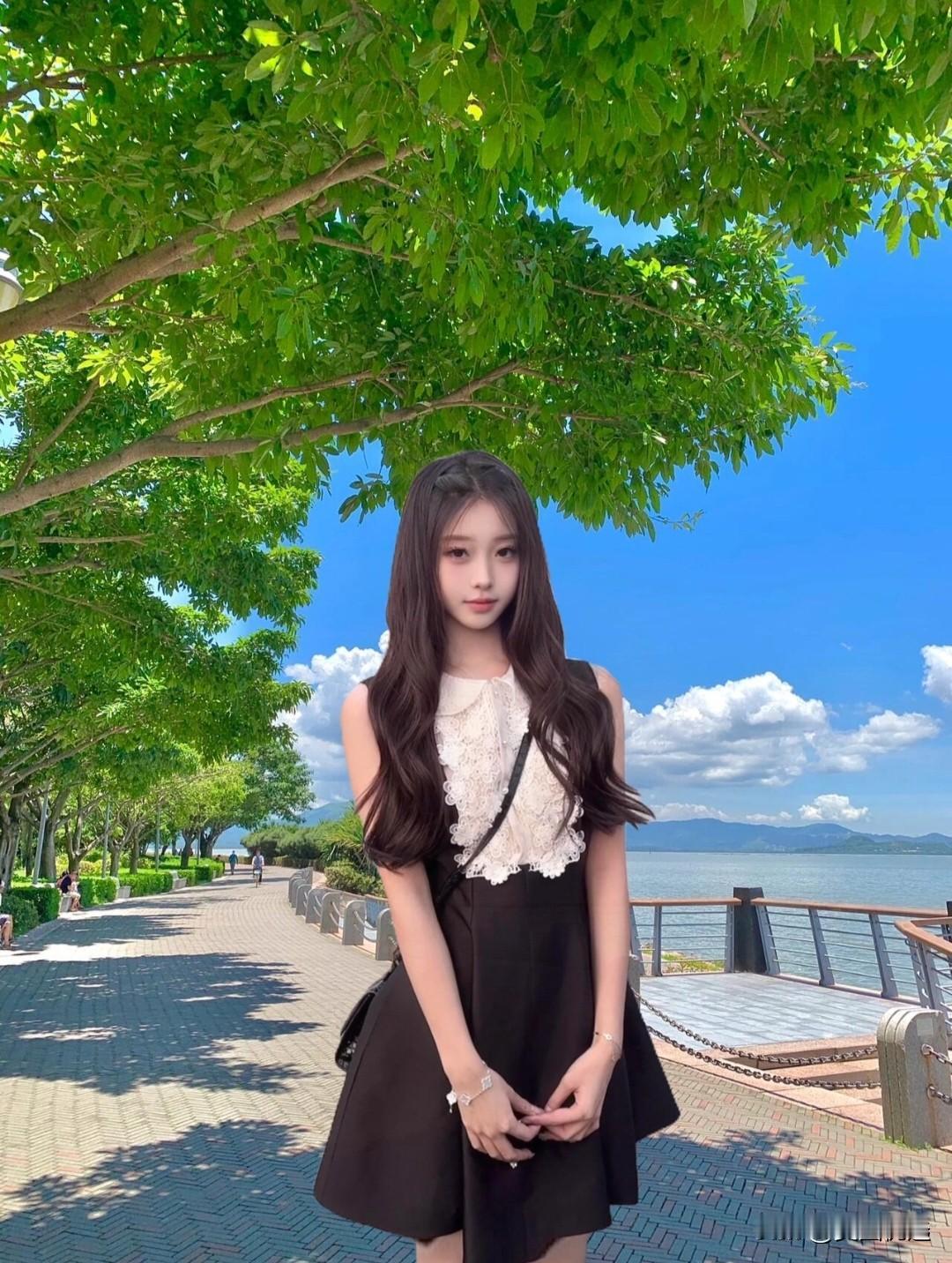 夏日清新穿搭，漫步在湖畔的少女