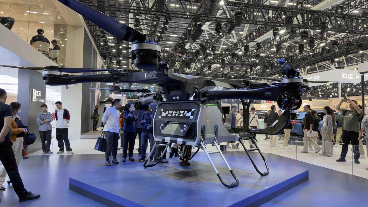 看到小鹏汇天陆地航母实车很震撼，三轴六轮设计，分为陆行体与飞行体两个部分。陆