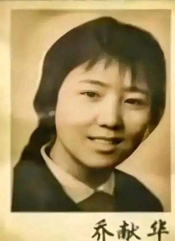 1972年，泥瓦匠张复生迎娶了女知青乔献华。新婚夜，他发现妻子的腰很粗，面对他的