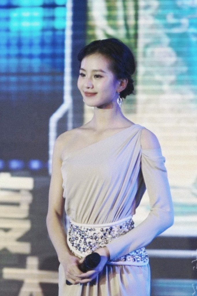漂亮的妹宝时隔一年又找到了一张这个造型图太少了​​​