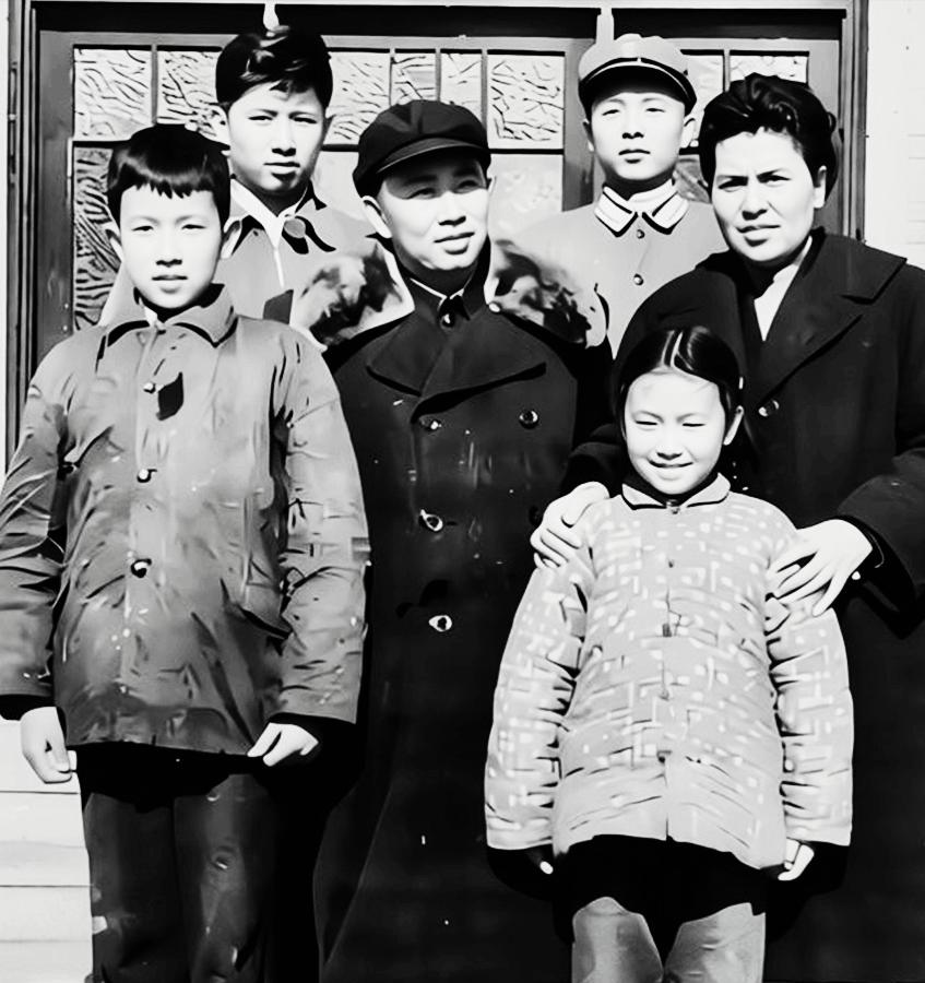 刘亚楼是新中国第一任空军司令，那么，他的孩子都担任过什么职务呢？1949年1