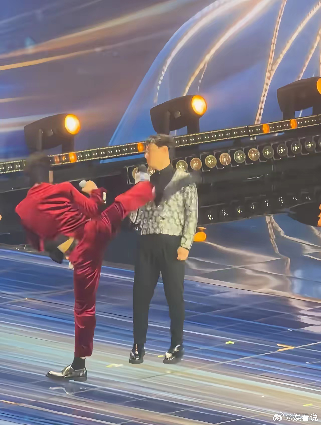 我问学武术的朋友：向佐这一脚到底有没有踢到主持人啊？我朋友白了我一眼，直接给我科