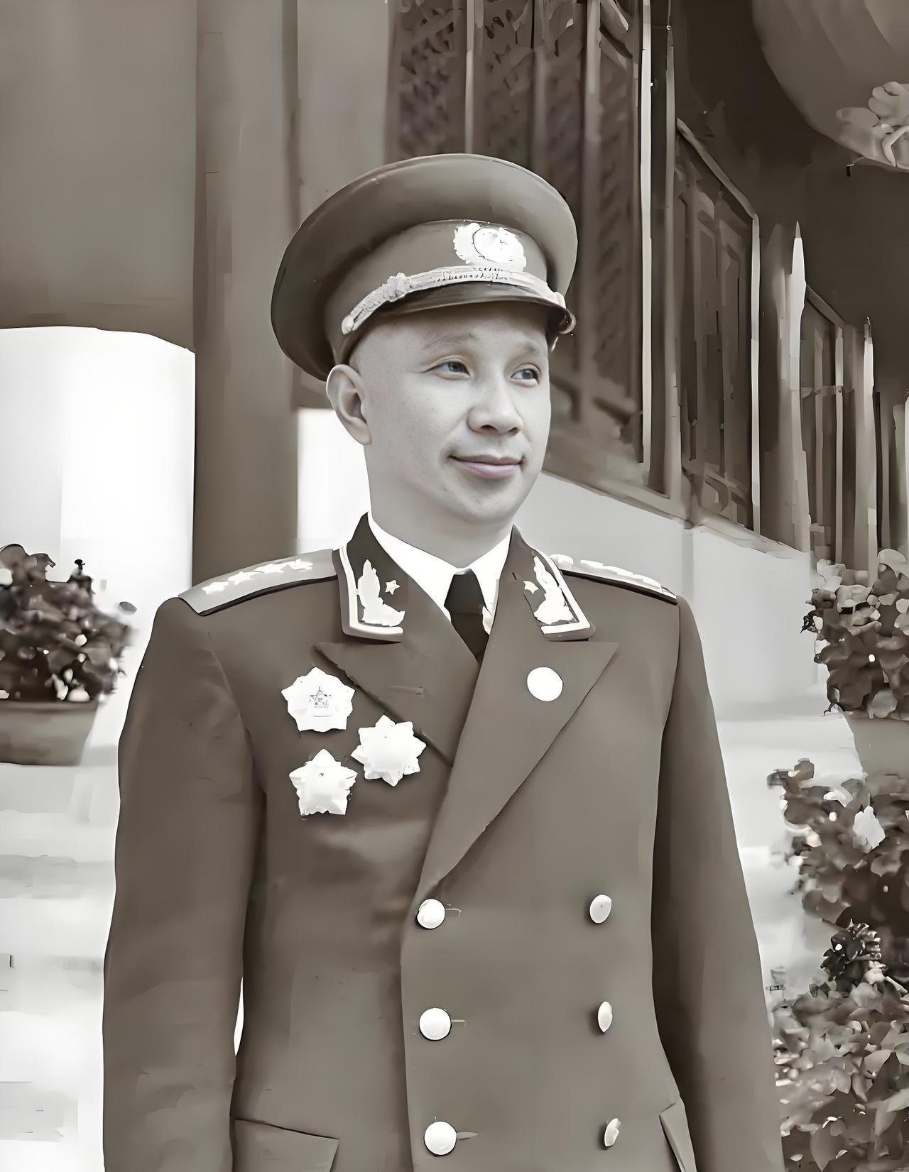 红七军团时期，乐少华任军团政委，粟裕为军团参谋长。当时军团还有中央代表曾洪易，执