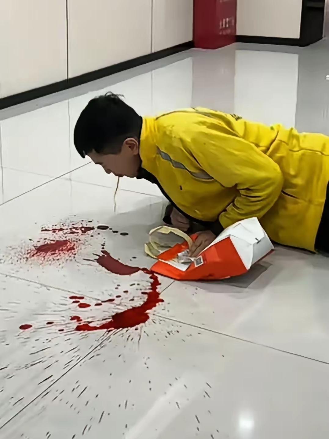 看到这个画面真的泪目了！成年人的世界哪有容易二字！男子送外卖，为了多挣一点，白