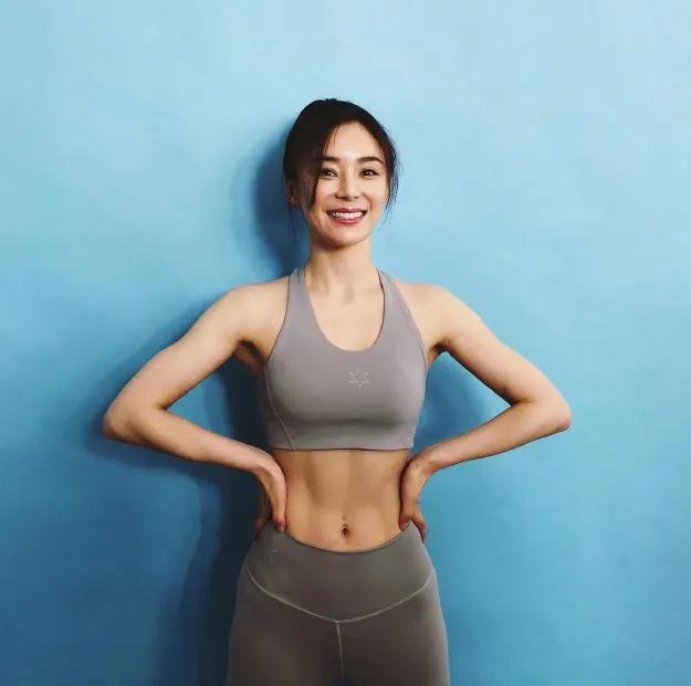 她被称为“马甲线女王”