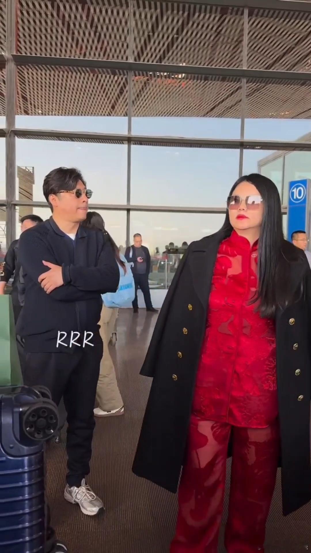 李湘王岳伦机场同框好富态啊​​​