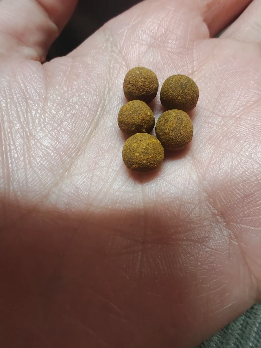 被藏在药店角落里的便宜好用老药1、黄道益活络油：家中常备，平时腰痛头痛头晕颈椎