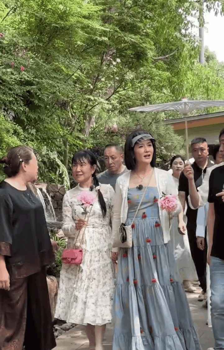 之前一直想不明白，这么明艳的谢娜，怎么老是被人吐槽她的穿搭“土气”，看到她妈妈的