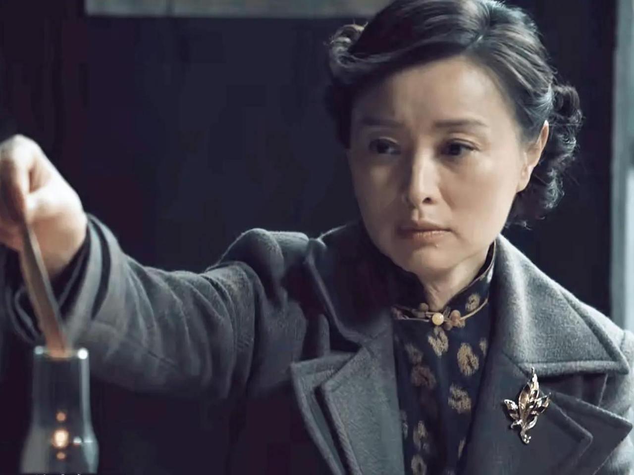 1950年，舟山的一间看守所里，一个45岁的女人正在被审讯。她知道自己要死了。她