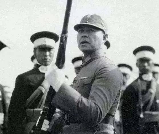 1938年，张自忠正率领大军冒雨赶往台儿庄，突然在路途中，张自忠命令所有人停下来