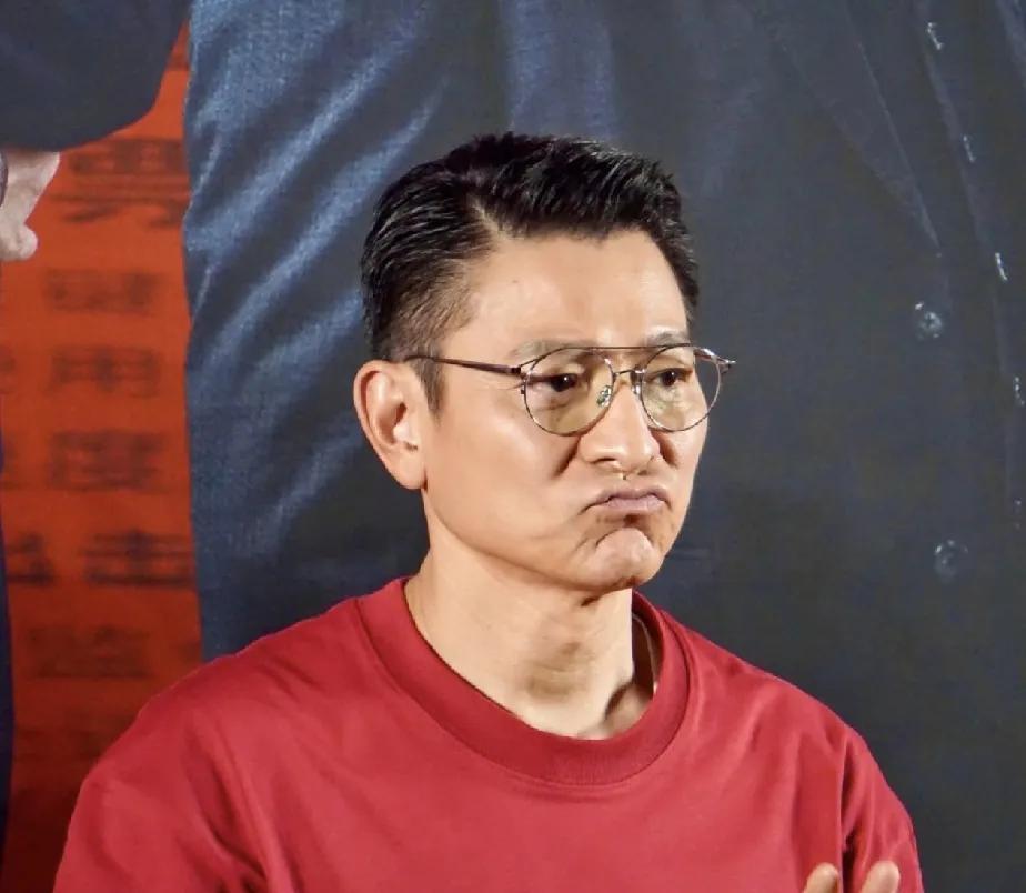 刘德华，扬眉吐气了！这次新电影《猎金游戏》势头良好，单日票房1860万，领先