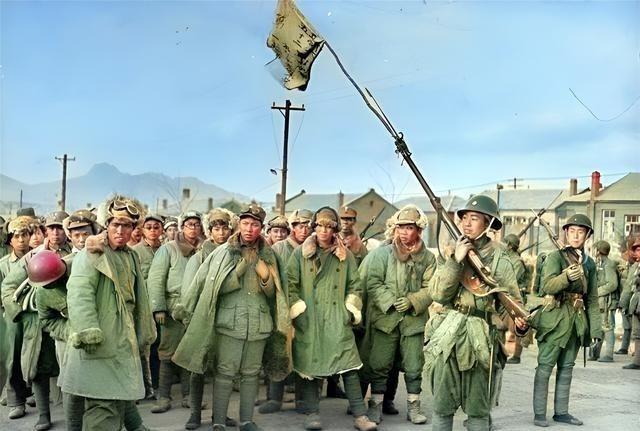 1946年9月，大批解放军战士被蒋军俘虏，但解放军战士显然不服气。他们的武器装备