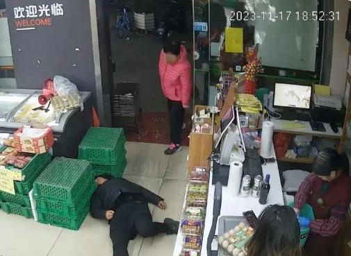 “悲剧还是发生了！”上海，一女子去便利店买酒，付完钱后在店里待了会儿，然后告诉店