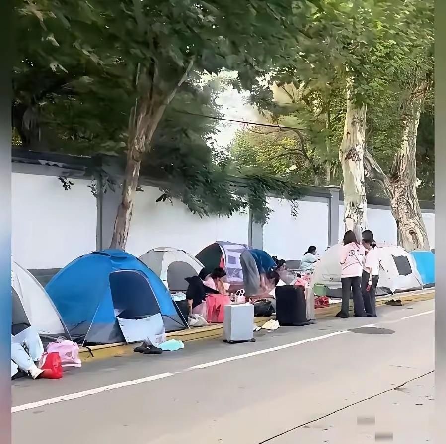 这一代年轻人的钱不好挣了，出门旅游随身携带帐篷，住宿费都省了。